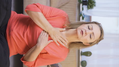 Vertical-video-of-Woman-with-shortness-of-breath.
